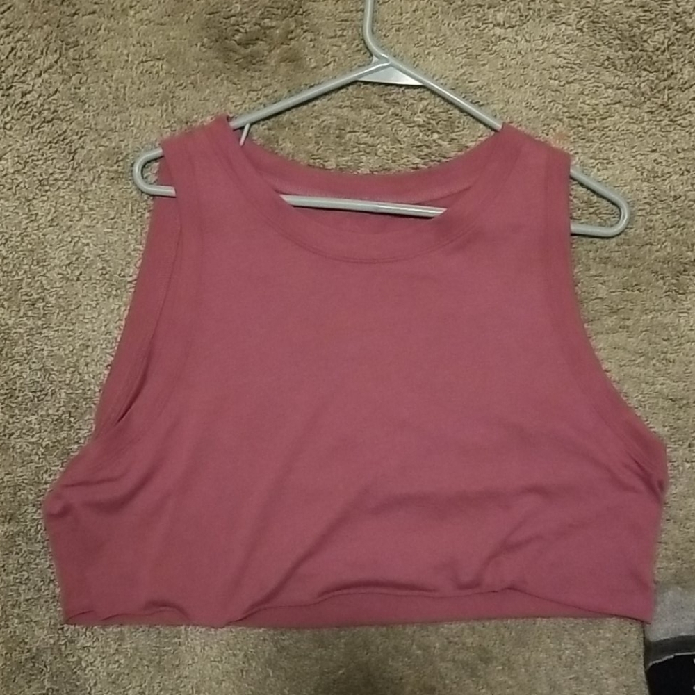 Alo Yoga Inspire Crop Top in dragonfruit